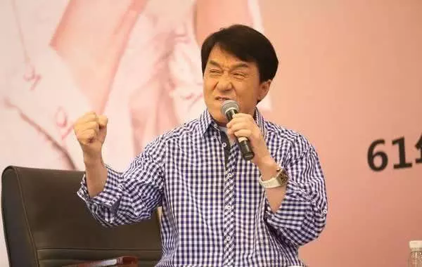 成龍幫張學友對抗黑社會,被五六十人圍著吃飯,洪金寶想替他出頭