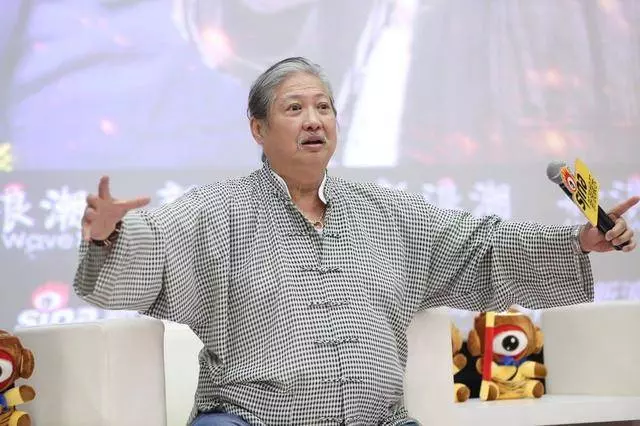 成龍幫張學友對抗黑社會,被五六十人圍著吃飯,洪金寶想替他出頭