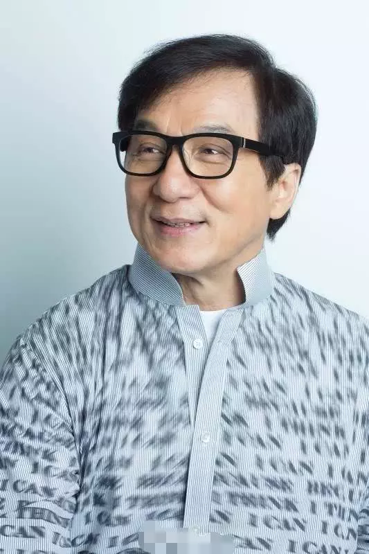 成龍幫張學友對抗黑社會,被五六十人圍著吃飯,洪金寶想替他出頭