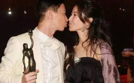 曾是一代天后,當紅時嫁給無名小卒,如今54歲被影帝老公寵成公主!