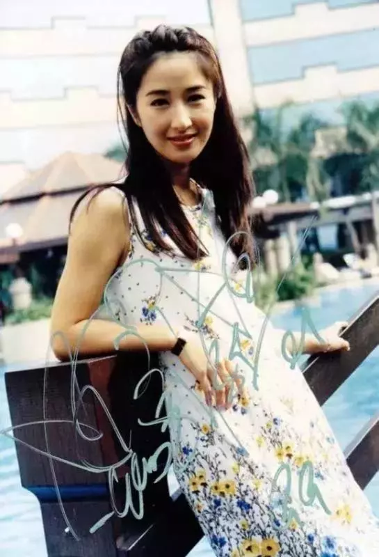 曾是一代天后,當紅時嫁給無名小卒,如今54歲被影帝老公寵成公主!