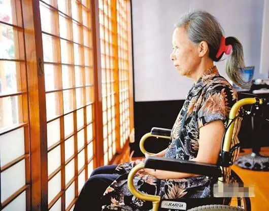 婆婆每月一萬八退休金還跟我們要錢,去世後一分沒留,錢的去向讓我慚愧