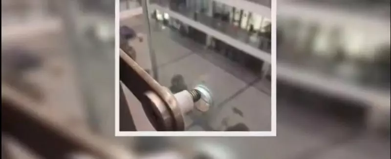倚靠玻璃護欄「雙邊螺絲鬆脫」!5歲童墜樓亡,母抱屍體痛哭:「轉眼間就沒了...」