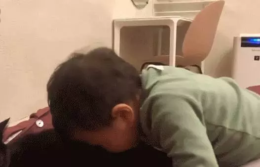 2歲孩子埋頭狂聞黑貓味,吸完還露出滿足表情傻笑把家人笑壞