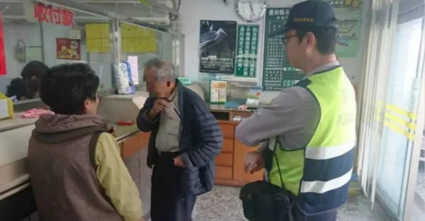 超狂阿公「到農會提領100萬」,行員請來警察怕詐騙,查清事實後原來他是把錢這樣用!真的超狂啊!