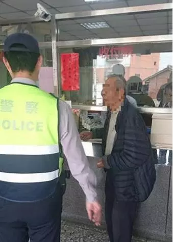 超狂阿公「到農會提領100萬」,行員請來警察怕詐騙,查清事實後原來他是把錢這樣用!真的超狂啊!