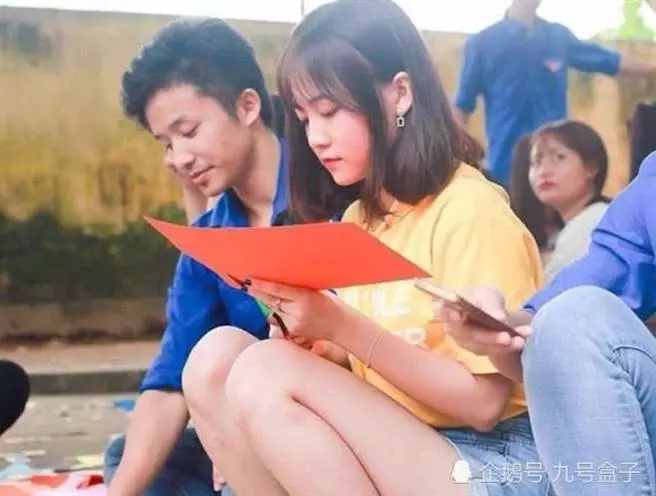 正妹女大生「靠一張絕美上課照」迅速竄紅!一抬頭「白皙仙女級臉蛋」網友又暴動:國民初戀❤