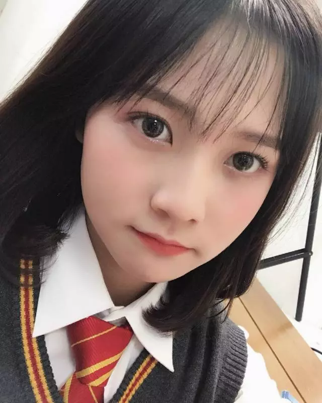 正妹女大生「靠一張絕美上課照」迅速竄紅!一抬頭「白皙仙女級臉蛋」網友又暴動:國民初戀❤