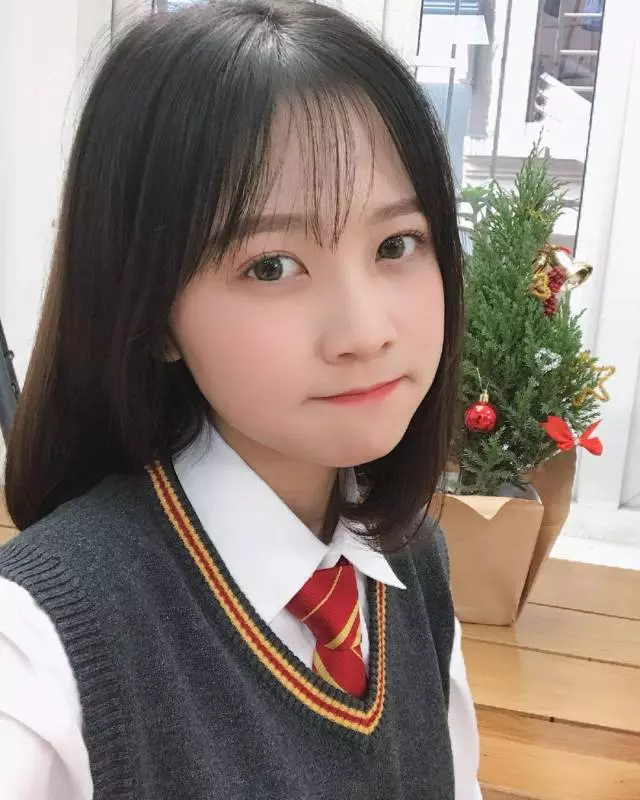 正妹女大生「靠一張絕美上課照」迅速竄紅!一抬頭「白皙仙女級臉蛋」網友又暴動:國民初戀❤