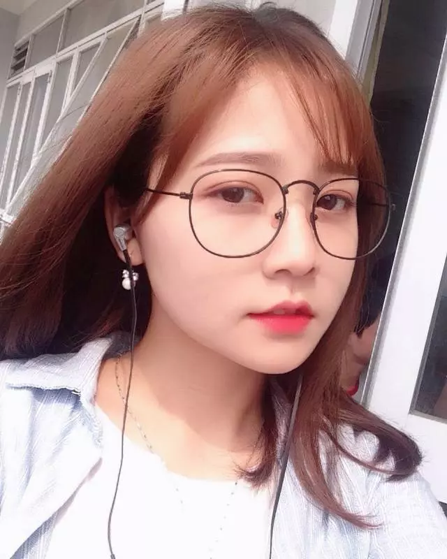 正妹女大生「靠一張絕美上課照」迅速竄紅!一抬頭「白皙仙女級臉蛋」網友又暴動:國民初戀❤