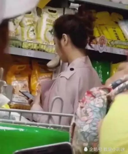 林心如逛超市被認出,網友們看到她的笑容,頓時覺得認錯了!