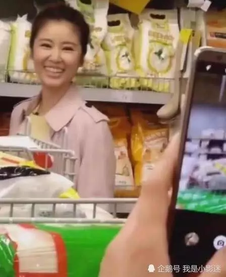林心如逛超市被認出,網友們看到她的笑容,頓時覺得認錯了!