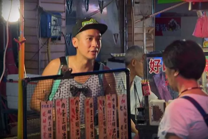 月打4份工養妻兒!男星夜市擺攤遭酸「戲拍不好才來擺攤」 行動證明非玩玩:不怕別人看不起