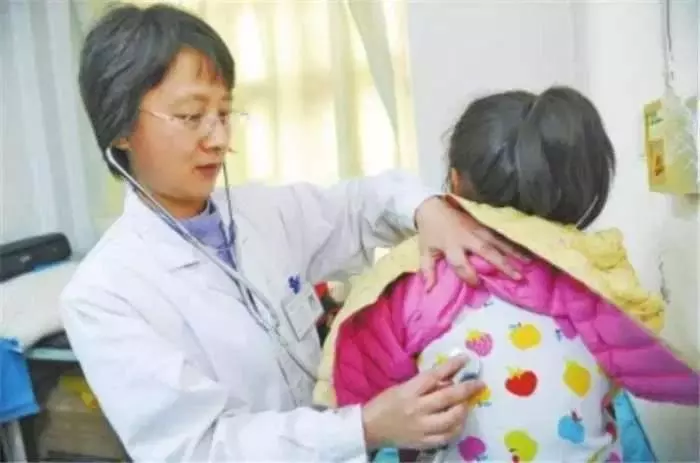 7歲女兒連續5天頭痛,醫生查不出問題,最後女兒無奈說出實情