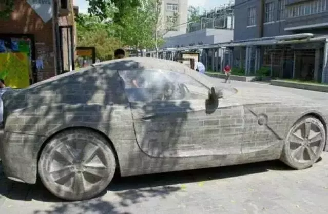 窮光蛋花5年磨出「BMW石頭車」內裝也超逼真,BMW總公司得知後「送一台真的給他」!