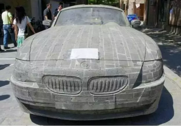 窮光蛋花5年磨出「BMW石頭車」內裝也超逼真,BMW總公司得知後「送一台真的給他」!