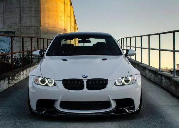 窮光蛋花5年磨出「BMW石頭車」內裝也超逼真,BMW總公司得知後「送一台真的給他」!