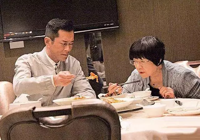古天樂帶媽媽到名下餐廳吃飯,全程「貼心夾菜」無微不至!母子「甜蜜勾手」宛如情人