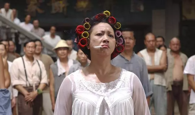 「包租婆」說她年輕時是校花,本以為開玩笑,看到照片後,我信了