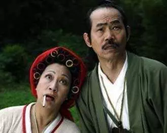 「包租婆」說她年輕時是校花,本以為開玩笑,看到照片後,我信了
