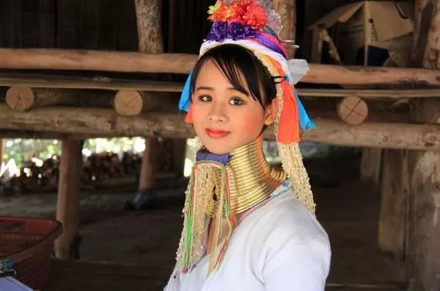 實拍泰國「長頸族」女人:銅環一生只能摘下三次,取下後情景讓人落淚!