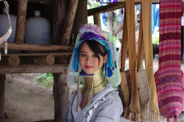 實拍泰國「長頸族」女人:銅環一生只能摘下三次,取下後情景讓人落淚!