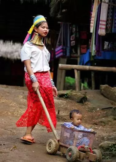 實拍泰國「長頸族」女人:銅環一生只能摘下三次,取下後情景讓人落淚!