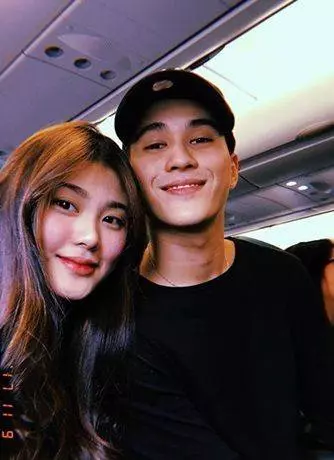 男友溺水身亡1年多 華裔痴情女曬照假裝他還在 !