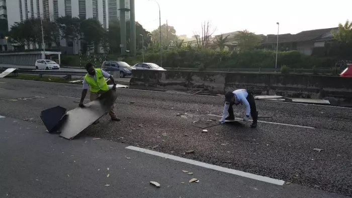 廣告牌脫落,木板及玻璃碎滿地,警察叔叔一個舉動獲網友稱讚!