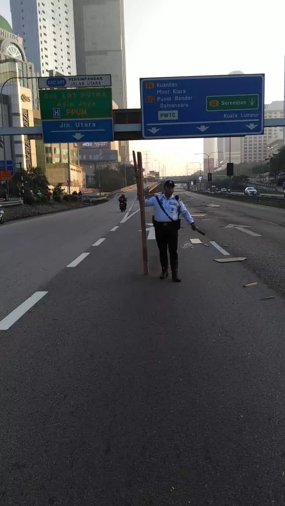 廣告牌脫落,木板及玻璃碎滿地,警察叔叔一個舉動獲網友稱讚!