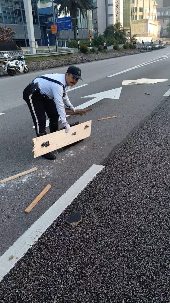 廣告牌脫落,木板及玻璃碎滿地,警察叔叔一個舉動獲網友稱讚!