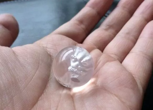 鋁箔金屬球落伍了?推特現在最夯的是把「保鮮膜」做成「玻璃球」!