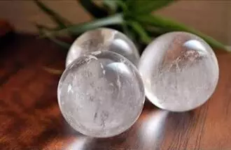 鋁箔金屬球落伍了?推特現在最夯的是把「保鮮膜」做成「玻璃球」!