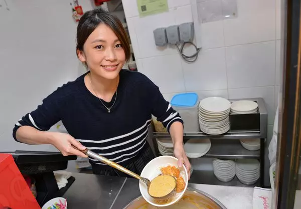 新加坡美女小販火了,很多人都想要娶她!