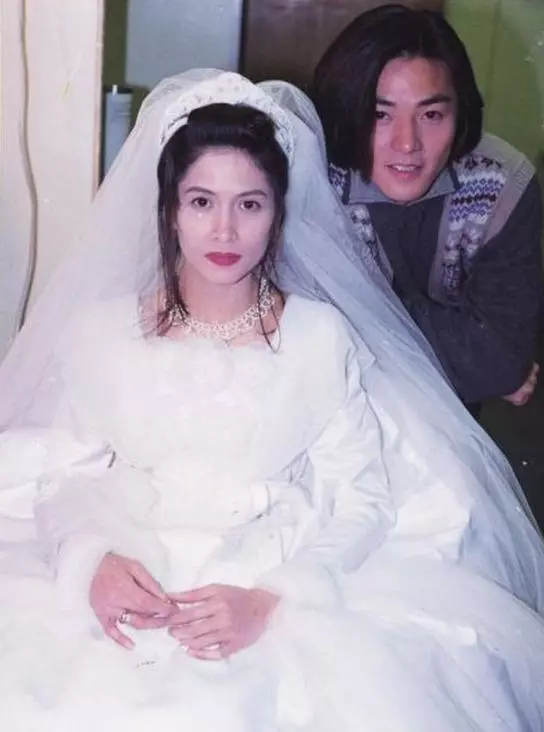 她因與鄭伊健分手而分得2.5億,卻在50歲再被拋棄!真讓人心疼!