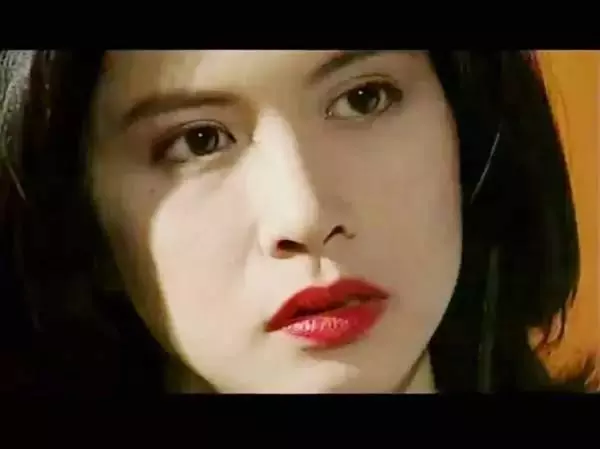 她因與鄭伊健分手而分得2.5億,卻在50歲再被拋棄!真讓人心疼!