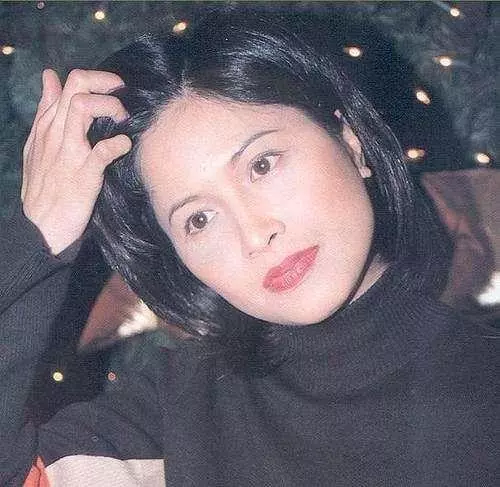 她因與鄭伊健分手而分得2.5億,卻在50歲再被拋棄!真讓人心疼!