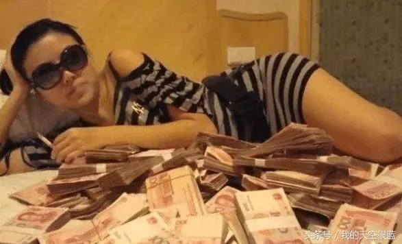 我老公帶著情人住在我隔壁逼我離婚,我只說了三個字,小三嚇的帶50萬求我別離!!
