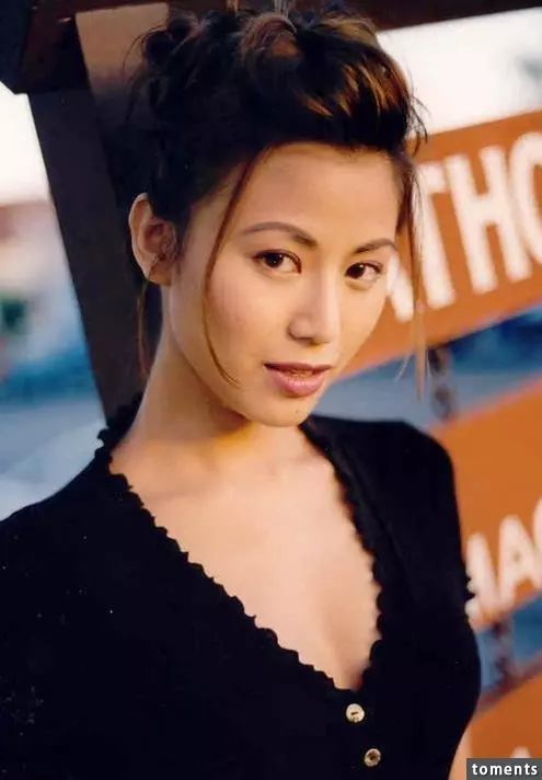 她曾是鐘楚紅接班人!卻下海拍片三點露盡!還和黃秋生假戲真作!如今….!