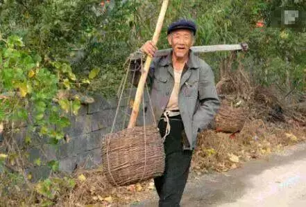 公公說他過了破五就走,讓我們照顧好婆婆,原來他早就做了打算