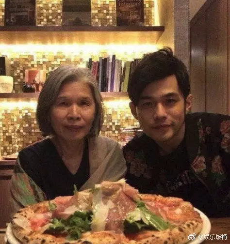 周杰倫辛酸史曝光!4歲開始「每天練琴2小時」,母親在旁「拿藤條」督促…周董感動告白:很感謝她 -