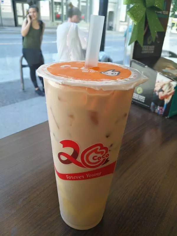 送飲料到殯儀館迷路!婦人好心指路,她抵達後「驚見對方遺照」,家屬:「我媽生前最愛喝!」