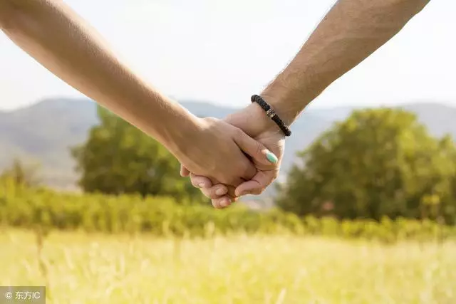 結婚前出意外,公婆要走十萬元彩禮,我拿六萬給她說:我要結婚