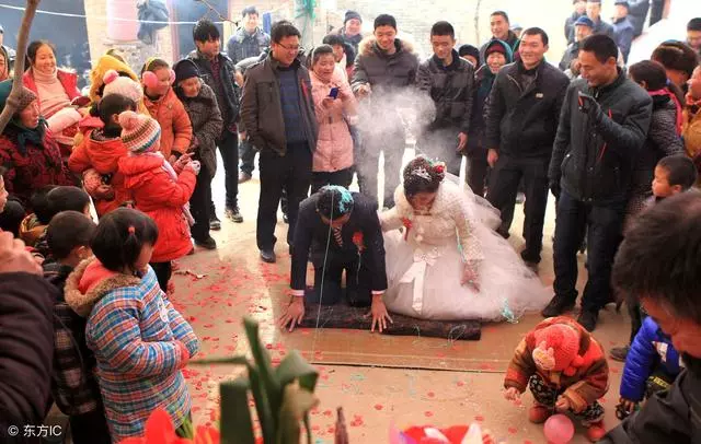 結婚前出意外,公婆要走十萬元彩禮,我拿六萬給她說:我要結婚