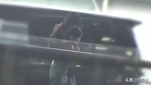 港媒再度曝光兒子小海綿的真容,看來黃曉明真不能忍了!