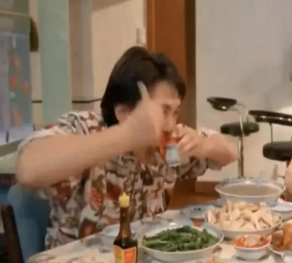 周星馳請王寶強吃飯,看到吃的菜後,王寶強直呼:打擾了!