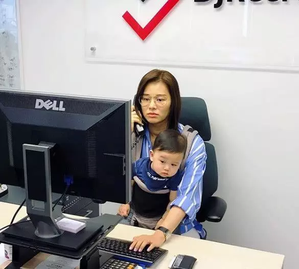 胡杏兒帶娃監控老爸,小奕霆頂「啤酒肚」老闆范兒十足!