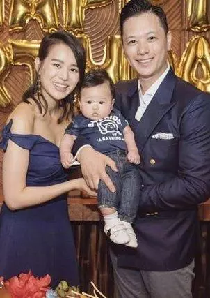 胡杏兒帶娃監控老爸,小奕霆頂「啤酒肚」老闆范兒十足!