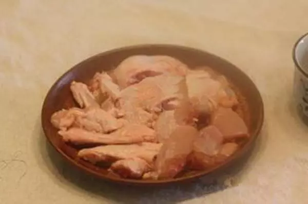 雞肉蒸著吃才過癮,一道腐乳蒸雞,不放油和鹽,肉嫩微辣,太香了!