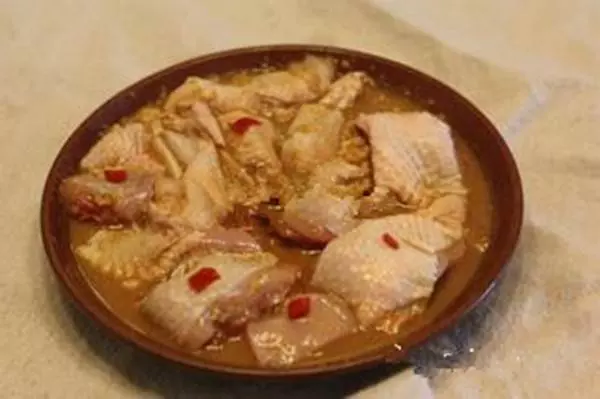 雞肉蒸著吃才過癮,一道腐乳蒸雞,不放油和鹽,肉嫩微辣,太香了!